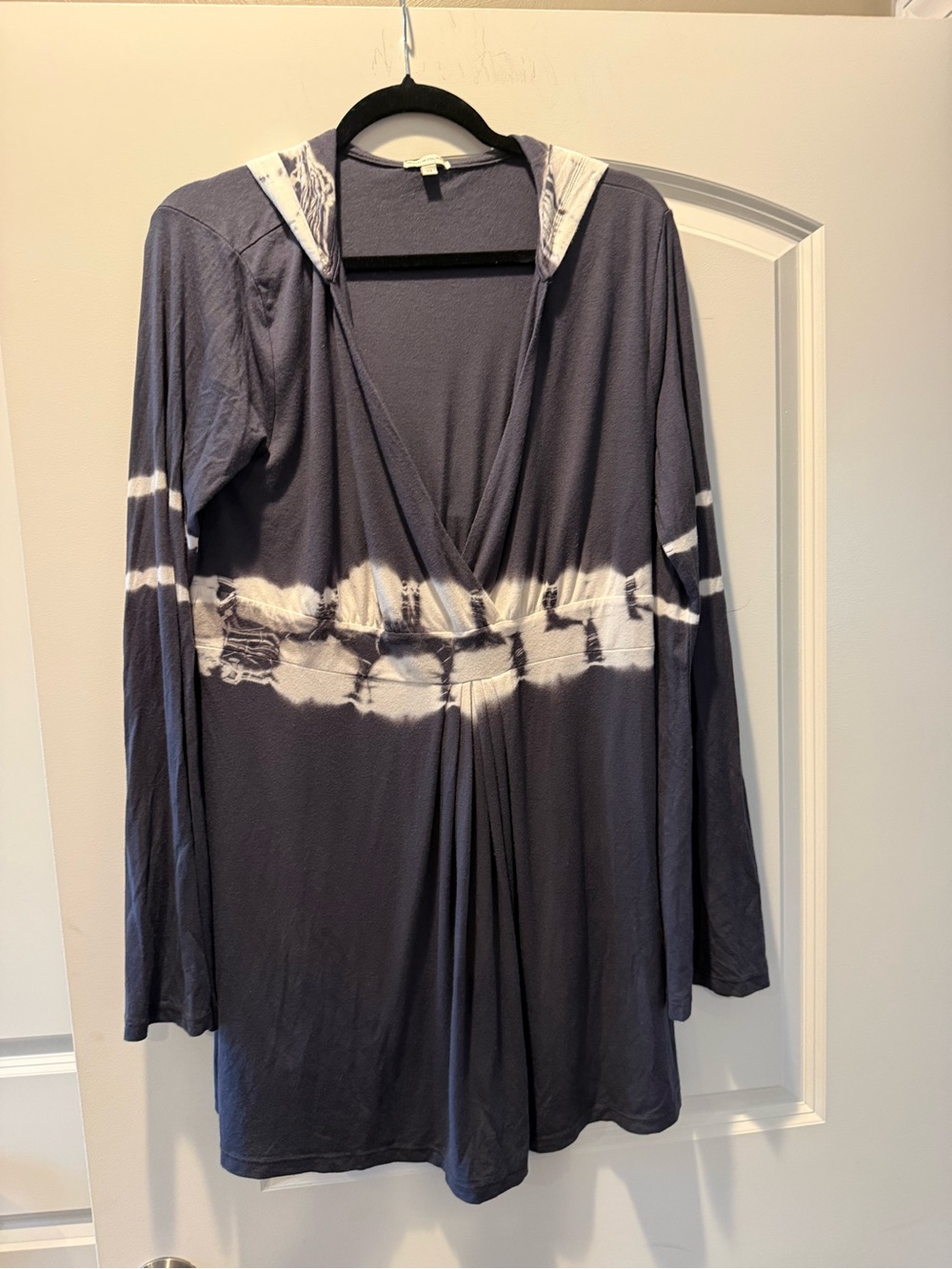 Boston Proper Hooded Long-Sleeve Tie-Dye Top in Gray and White